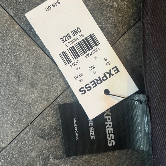 NWT Express. OS Scarf/Wrap in Beautiful Floral Design - Picture 9 of 9